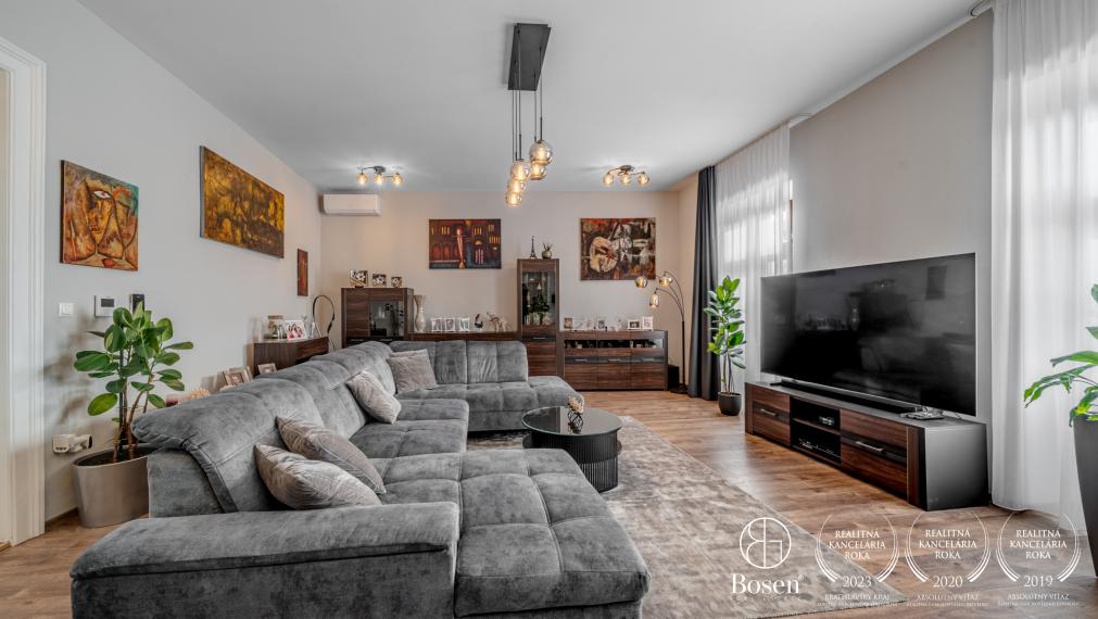 BOSEN | Polyfunkčný dom s obchodnými priestormi a veľkometrážnym bytom 212 m2, Trojičné námestie, Trnava