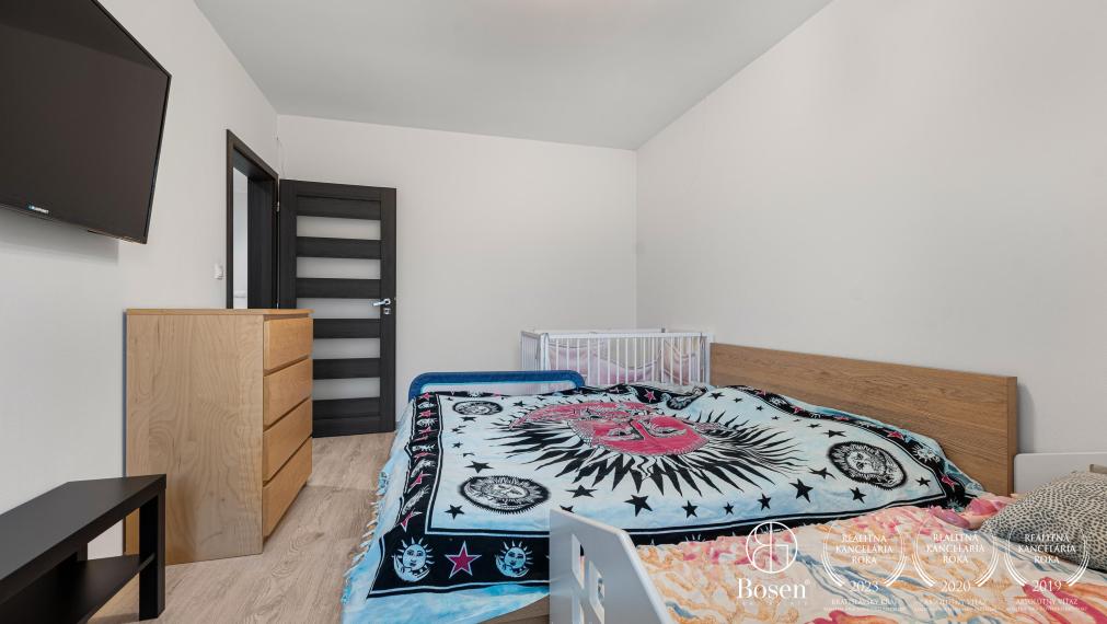 BOSEN | REZERVOVANÉ - Priestranná novostavba 4 izbového rodinného domu v obci Závod