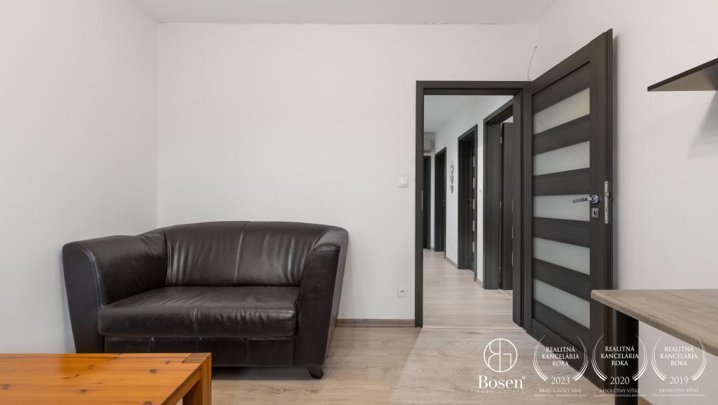 BOSEN | REZERVOVANÉ - Priestranná novostavba 4 izbového rodinného domu v obci Závod