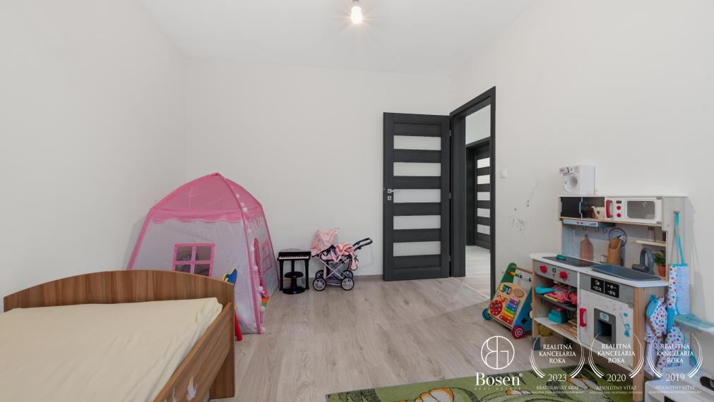 BOSEN | REZERVOVANÉ - Priestranná novostavba 4 izbového rodinného domu v obci Závod