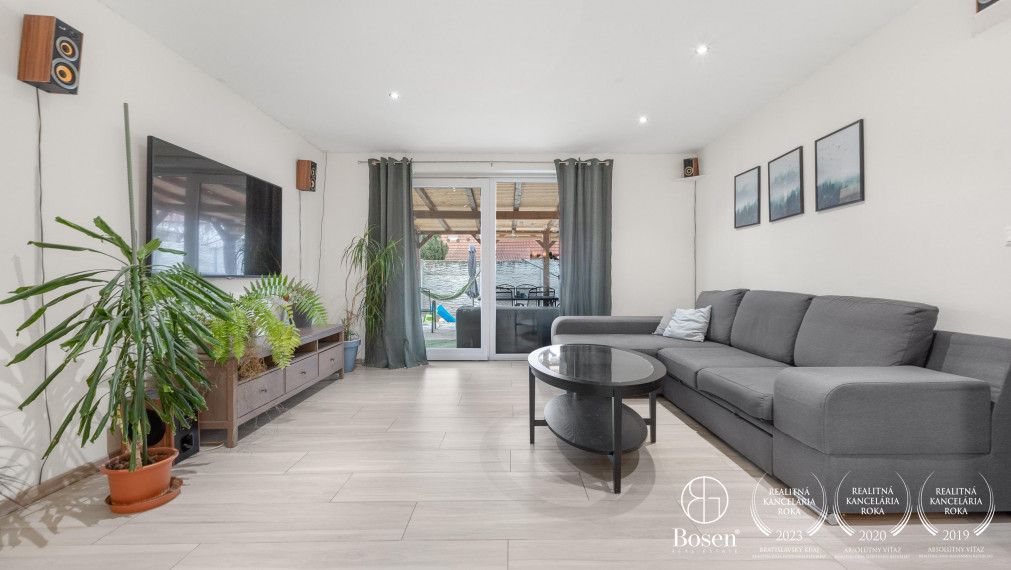 BOSEN | REZERVOVANÉ - Priestranná novostavba 4 izbového rodinného domu v obci Závod