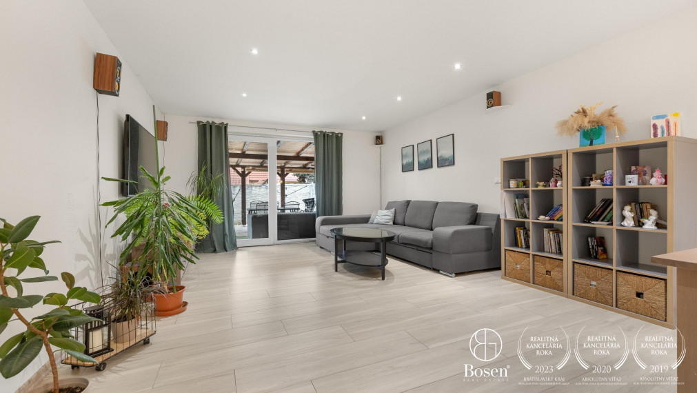 BOSEN | REZERVOVANÉ - Priestranná novostavba 4 izbového rodinného domu v obci Závod