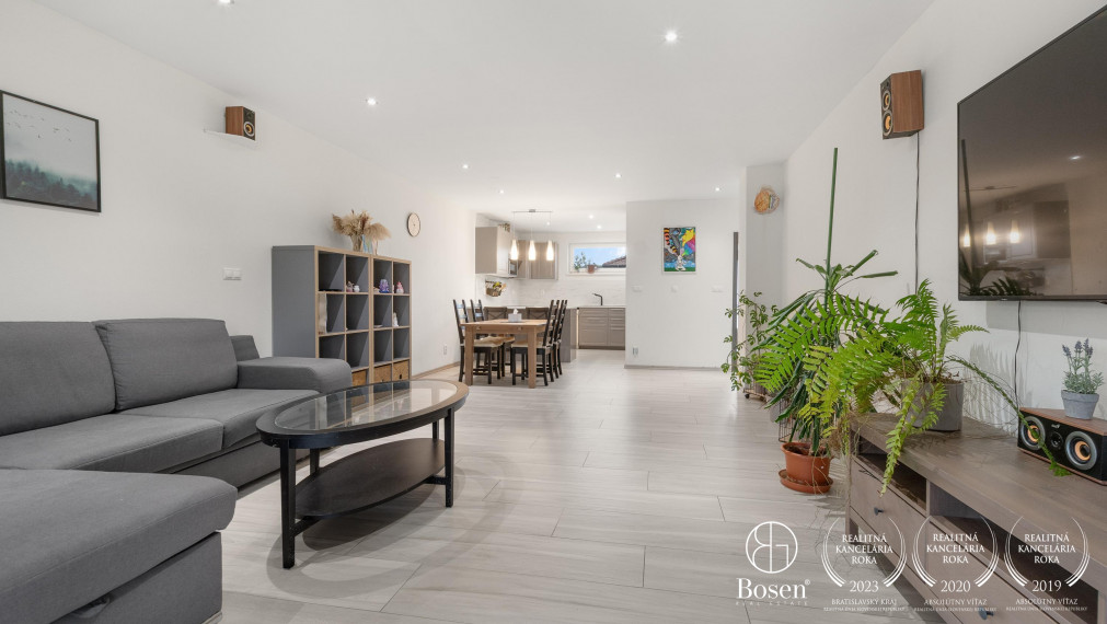 BOSEN | REZERVOVANÉ - Priestranná novostavba 4 izbového rodinného domu v obci Závod