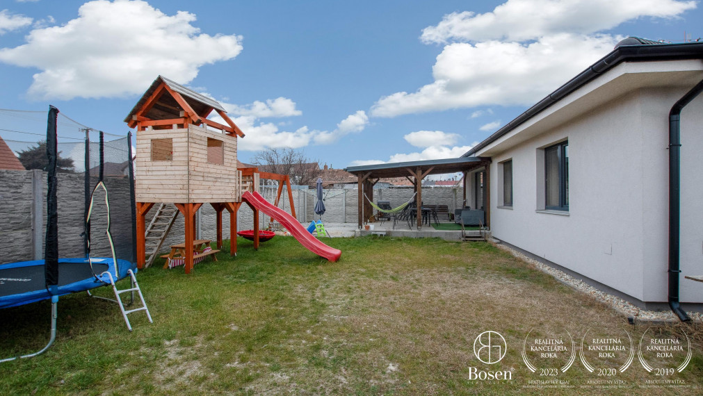 BOSEN | REZERVOVANÉ - Priestranná novostavba 4 izbového rodinného domu v obci Závod