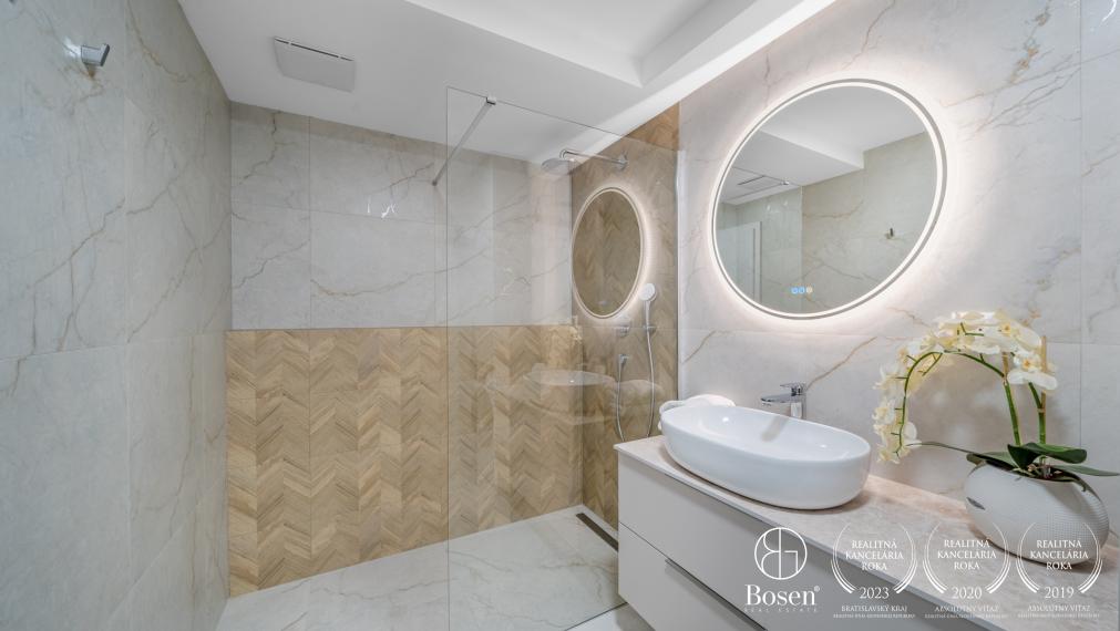 BOSEN | Elegantný 2-izbový byt s balkónom v prestížnej lokalite Starého Mesta na Ľadovej ulici