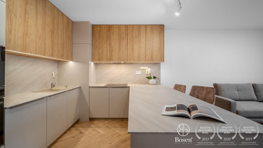 BOSEN | Elegantný 2-izbový byt s balkónom v prestížnej lokalite Starého Mesta na Ľadovej ulici