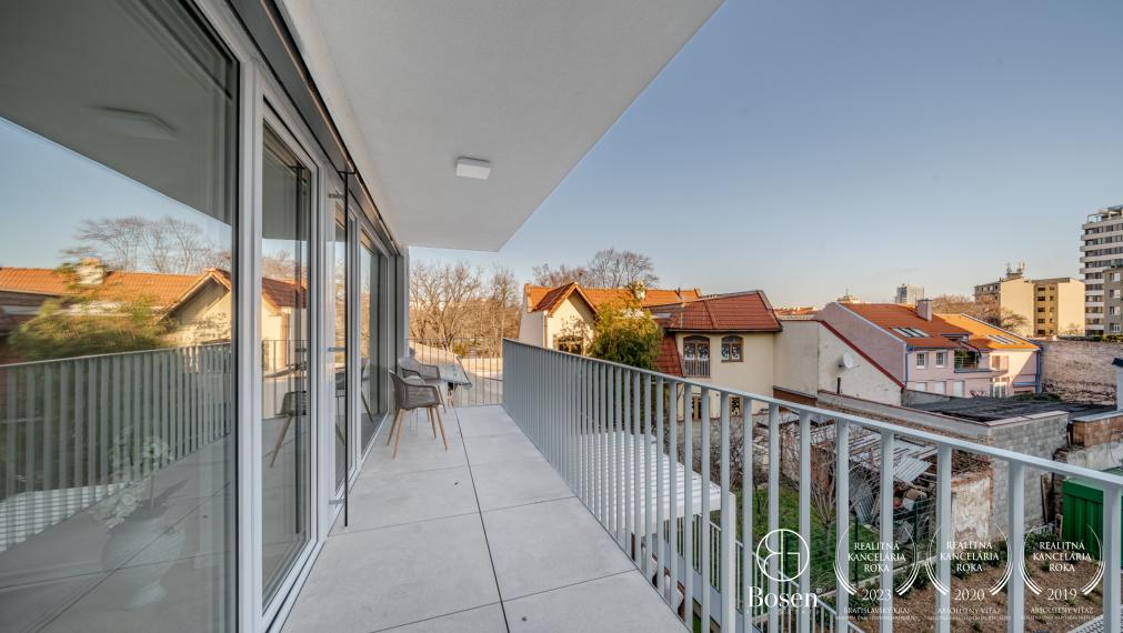 BOSEN | Elegantný 2-izbový byt s balkónom v prestížnej lokalite Starého Mesta na Ľadovej ulici