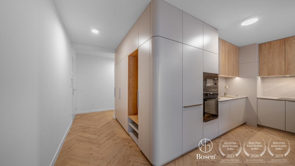 BOSEN | Elegantný 2-izbový byt s balkónom v prestížnej lokalite Starého Mesta na Ľadovej ulici