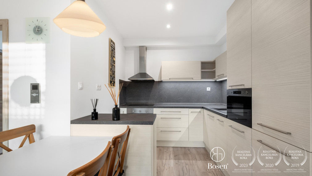 BOSEN | Na prenájom 2 izbový byt s parkovaním a predzáhradkou