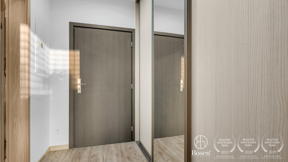 BOSEN | Na prenájom 2 izbový byt s parkovaním a predzáhradkou