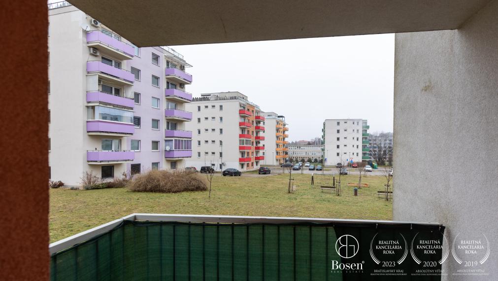 BOSEN | Priestranný 1 izbový byt 34m2 s balkónom na Čermáni