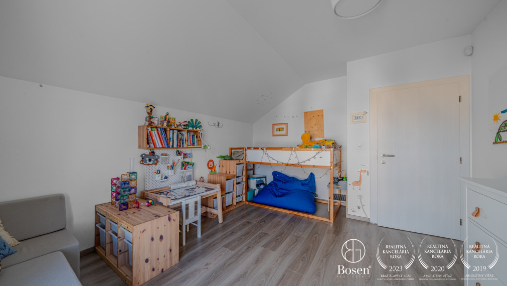 REZERVOVANÉ ! BOSEN | 5 izbový kompletne zariadený rodinný dom s garážou