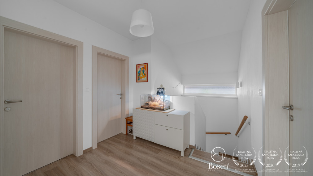 REZERVOVANÉ ! BOSEN | 5 izbový kompletne zariadený rodinný dom s garážou