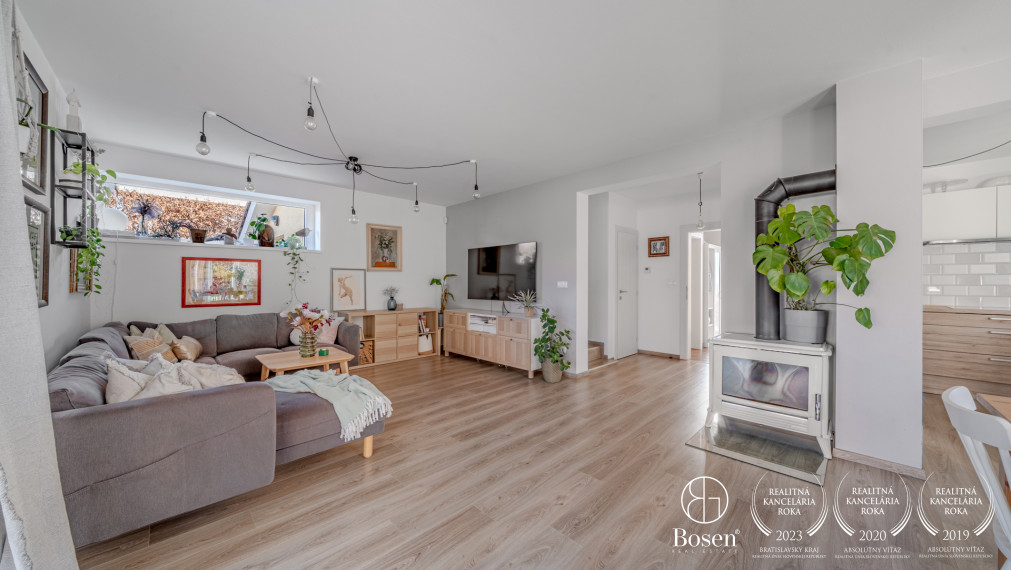 REZERVOVANÉ ! BOSEN | 5 izbový kompletne zariadený rodinný dom s garážou