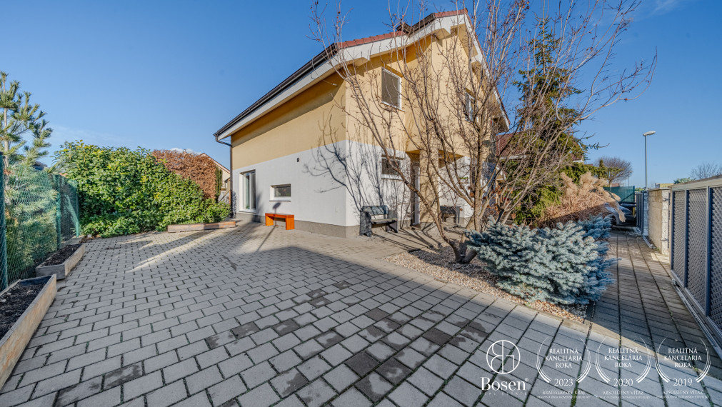 REZERVOVANÉ ! BOSEN | 5 izbový kompletne zariadený rodinný dom s garážou