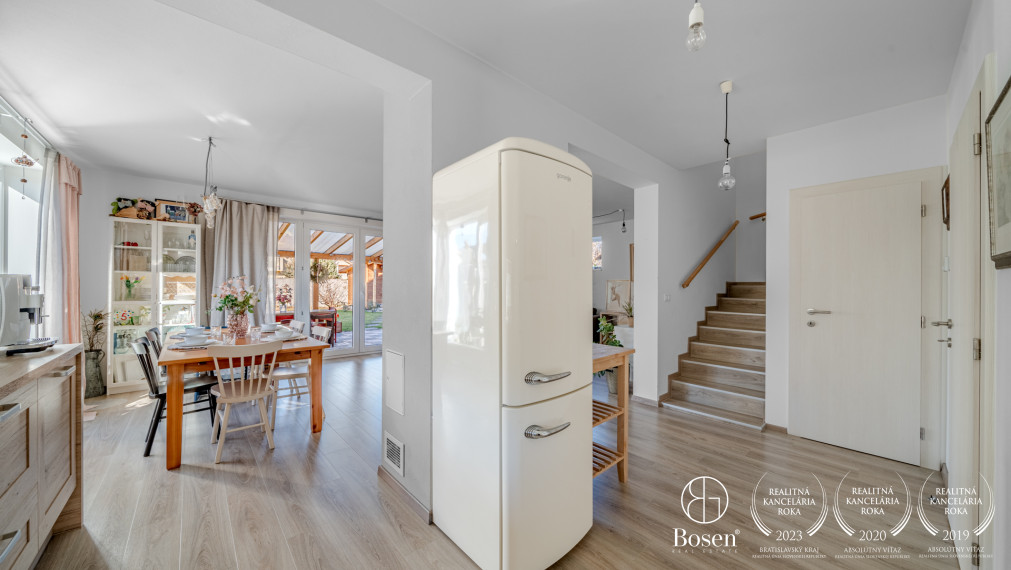 REZERVOVANÉ ! BOSEN | 5 izbový kompletne zariadený rodinný dom s garážou