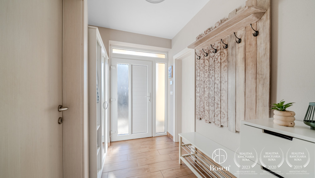 REZERVOVANÉ ! BOSEN | 5 izbový kompletne zariadený rodinný dom s garážou