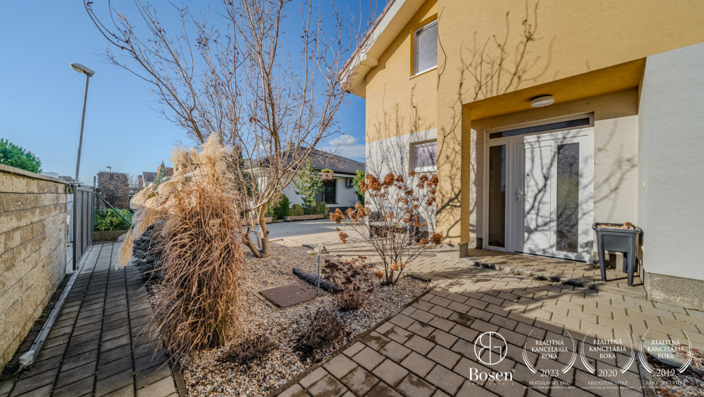 REZERVOVANÉ ! BOSEN | 5 izbový kompletne zariadený rodinný dom s garážou