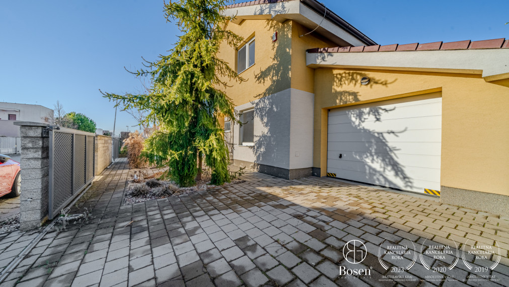 REZERVOVANÉ ! BOSEN | 5 izbový kompletne zariadený rodinný dom s garážou