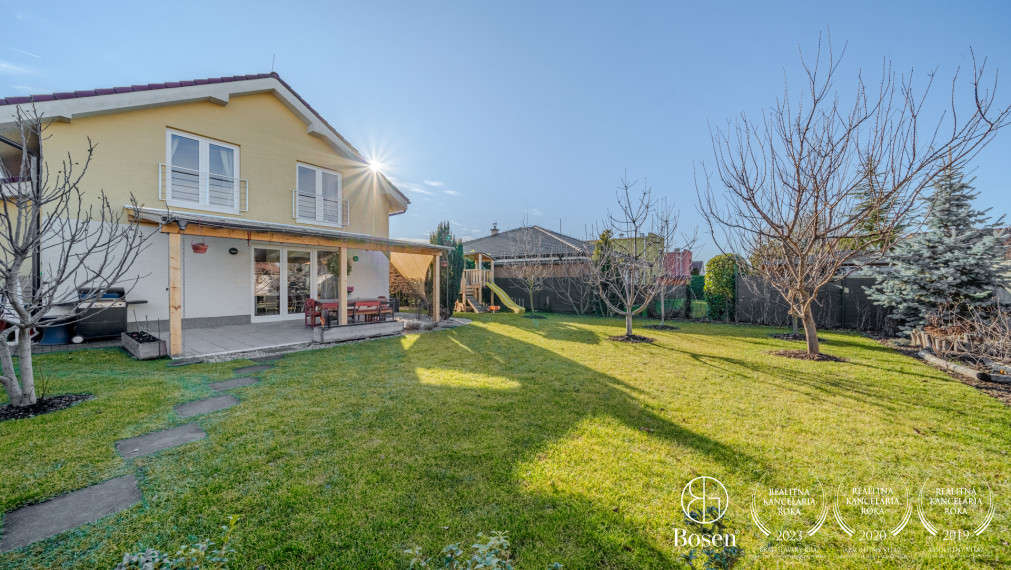 REZERVOVANÉ ! BOSEN | 5 izbový kompletne zariadený rodinný dom s garážou