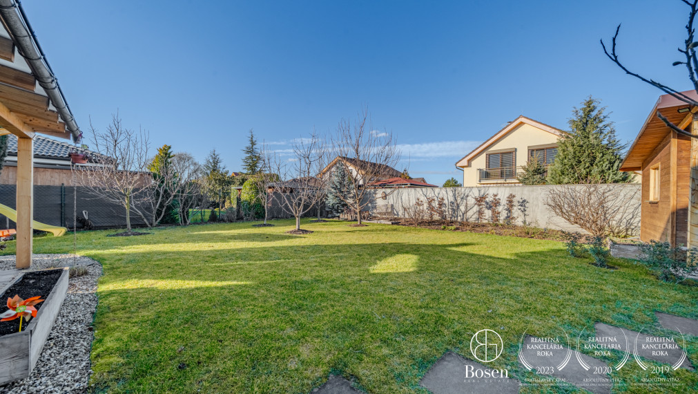 REZERVOVANÉ ! BOSEN | 5 izbový kompletne zariadený rodinný dom s garážou