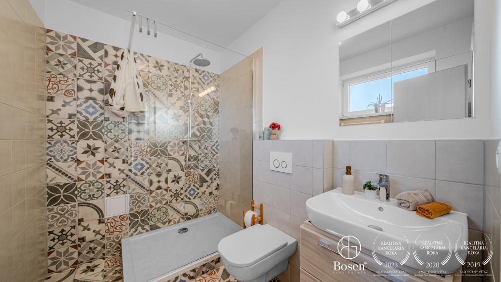 REZERVOVANÉ ! BOSEN | 5 izbový kompletne zariadený rodinný dom s garážou