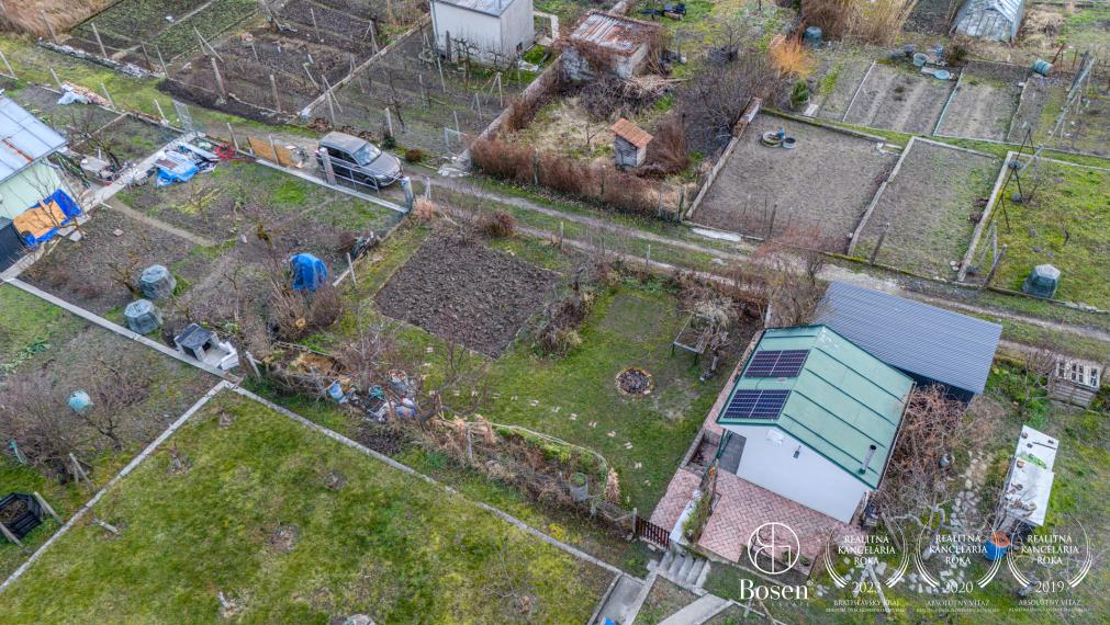 BOSEN | Slnečná záhrada s chatou, Svätý Jur, 462m2