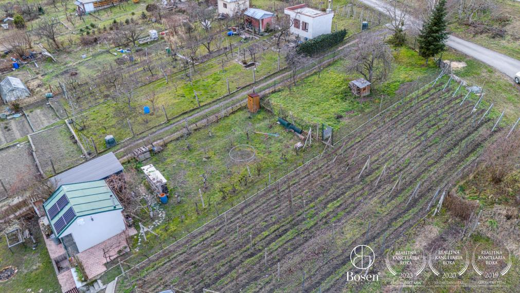BOSEN | Slnečná záhrada s chatou, Svätý Jur, 462m2
