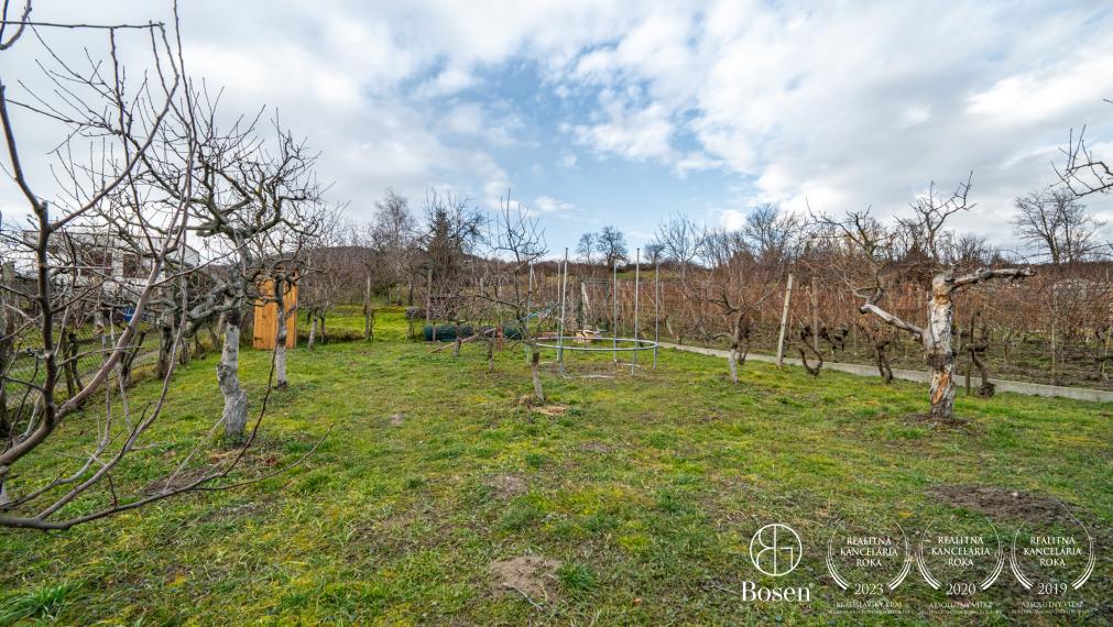 BOSEN | Slnečná záhrada s chatou, Svätý Jur, 462m2