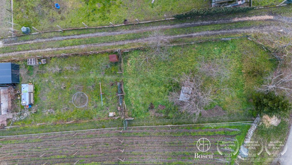 BOSEN | Slnečná záhrada s chatou, Svätý Jur, 462m2