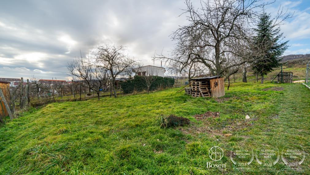 BOSEN | Slnečná záhrada s chatou, Svätý Jur, 462m2