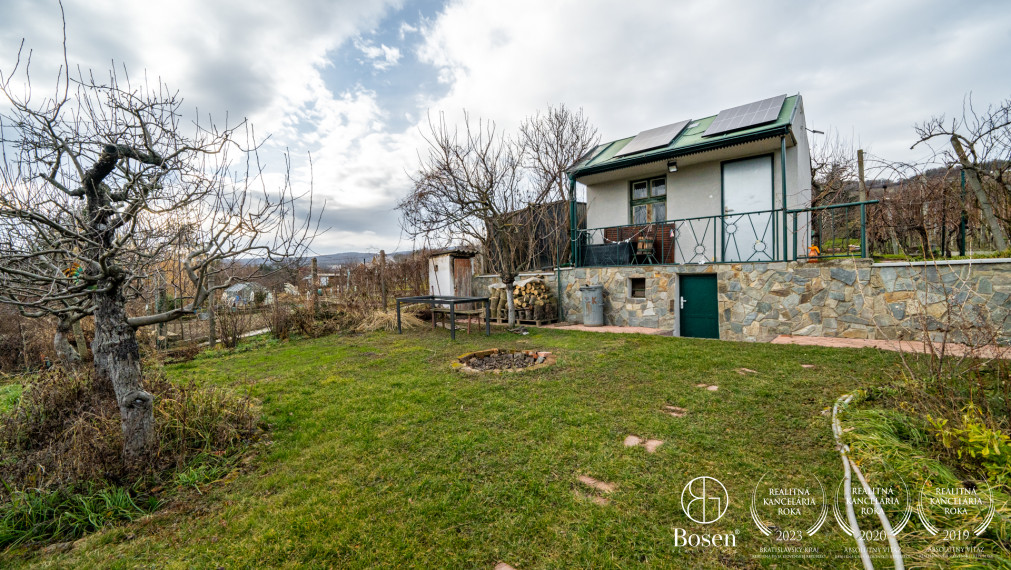 BOSEN | Slnečná záhrada s chatou, Svätý Jur, 462m2