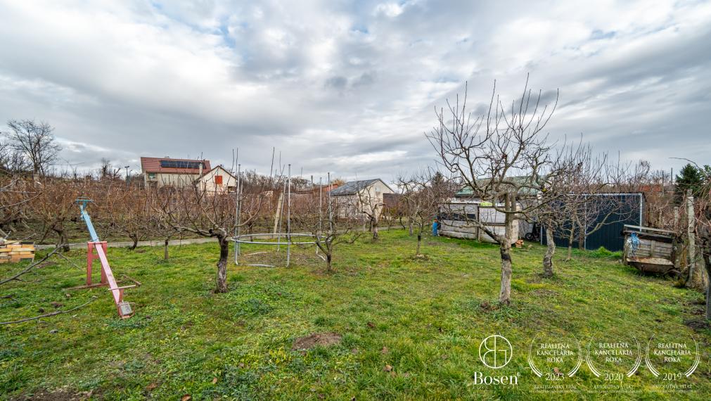 BOSEN | Slnečná záhrada s chatou, Svätý Jur, 462m2