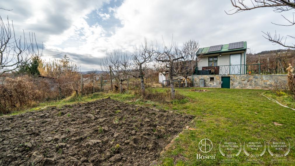 BOSEN | Slnečná záhrada s chatou, Svätý Jur, 462m2