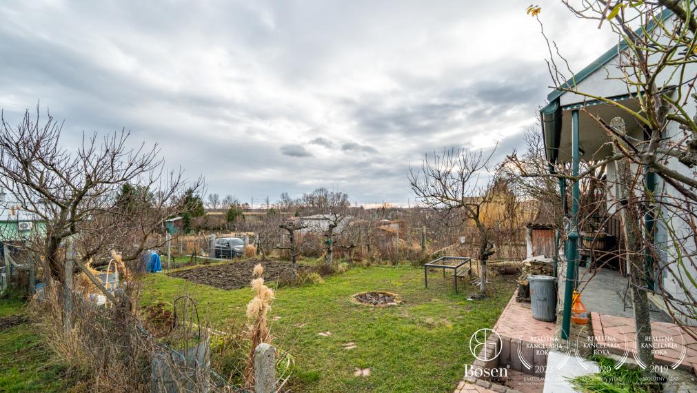 BOSEN | Slnečná záhrada s chatou, Svätý Jur, 462m2