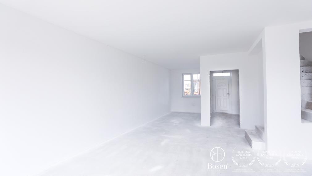 PREDANÉ  | 4 izbový rodinný dom v radovej zástavbe v Šamoríne