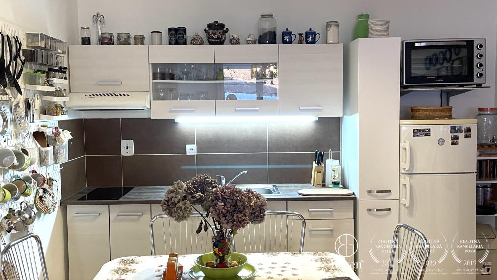 Zrekonštruovaný 2 izbový byt s parkovacím státím