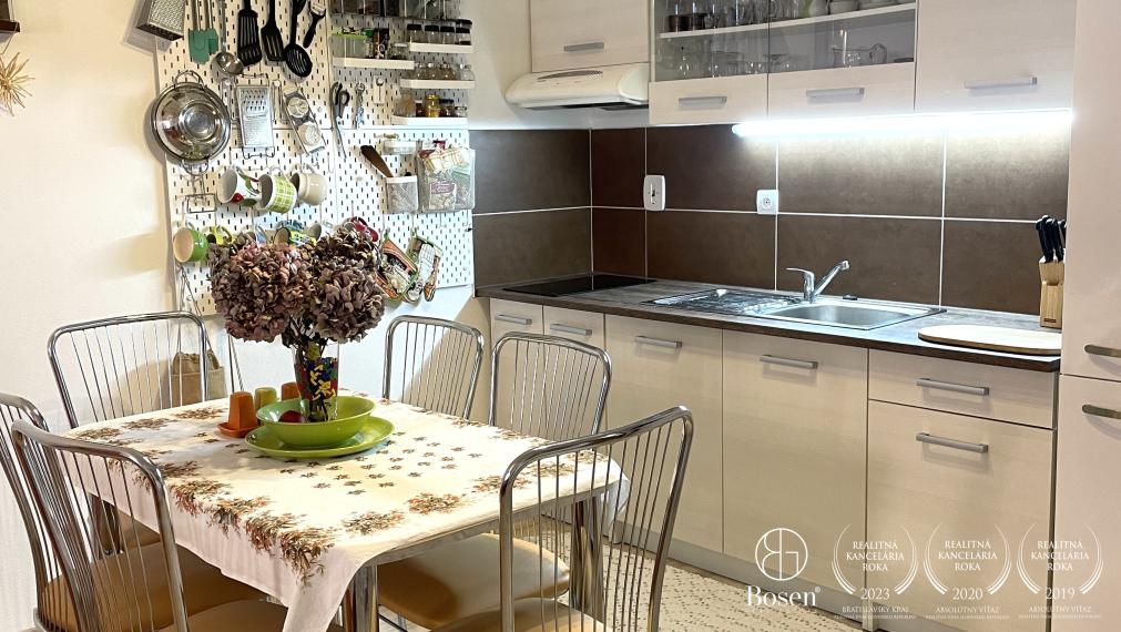 Zrekonštruovaný 2 izbový byt s parkovacím státím