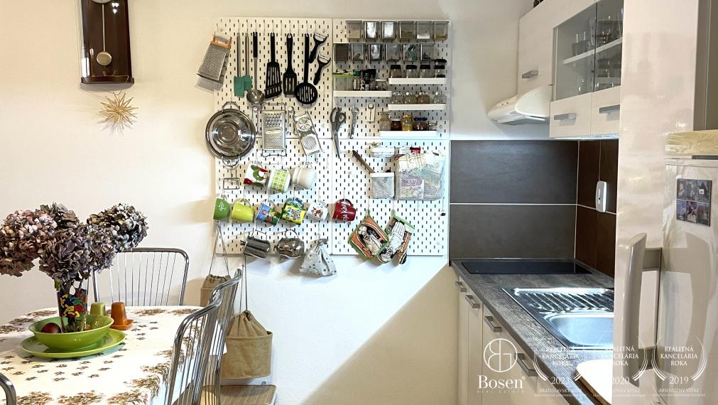 Zrekonštruovaný 2 izbový byt s parkovacím státím