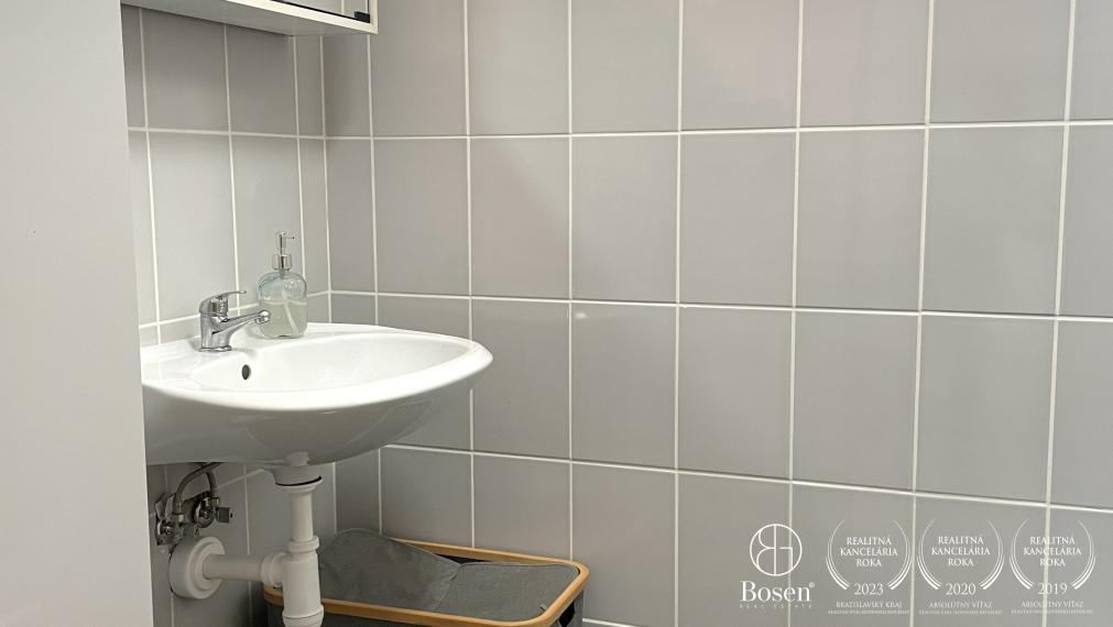 Zrekonštruovaný 2 izbový byt s parkovacím státím