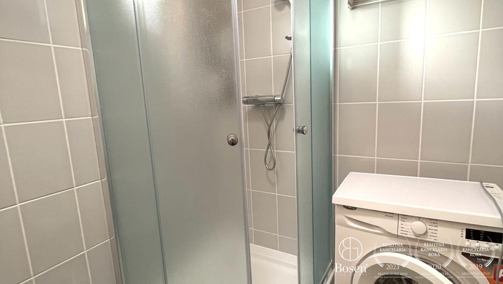 Zrekonštruovaný 2 izbový byt s parkovacím státím