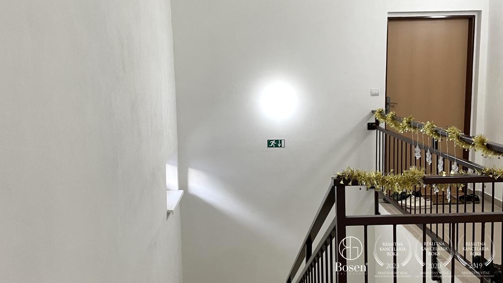 Zrekonštruovaný 2 izbový byt s parkovacím státím