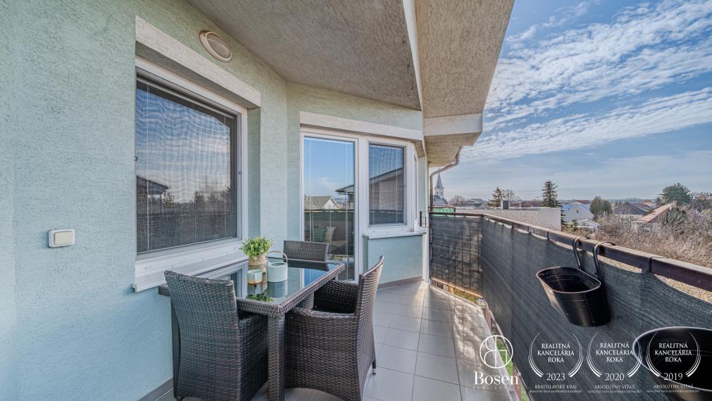 BOSEN | 2 izbový byt s balkónom a garáž. miestom v Rovinke