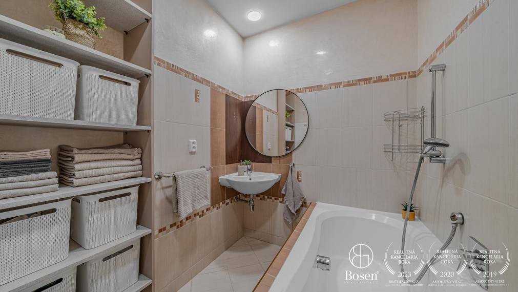 BOSEN | 2 izbový byt s balkónom a garáž. miestom v Rovinke