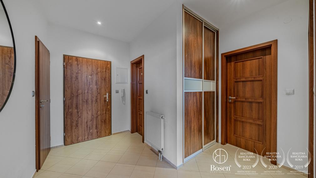 BOSEN | 2 izbový byt s balkónom a garáž. miestom v Rovinke