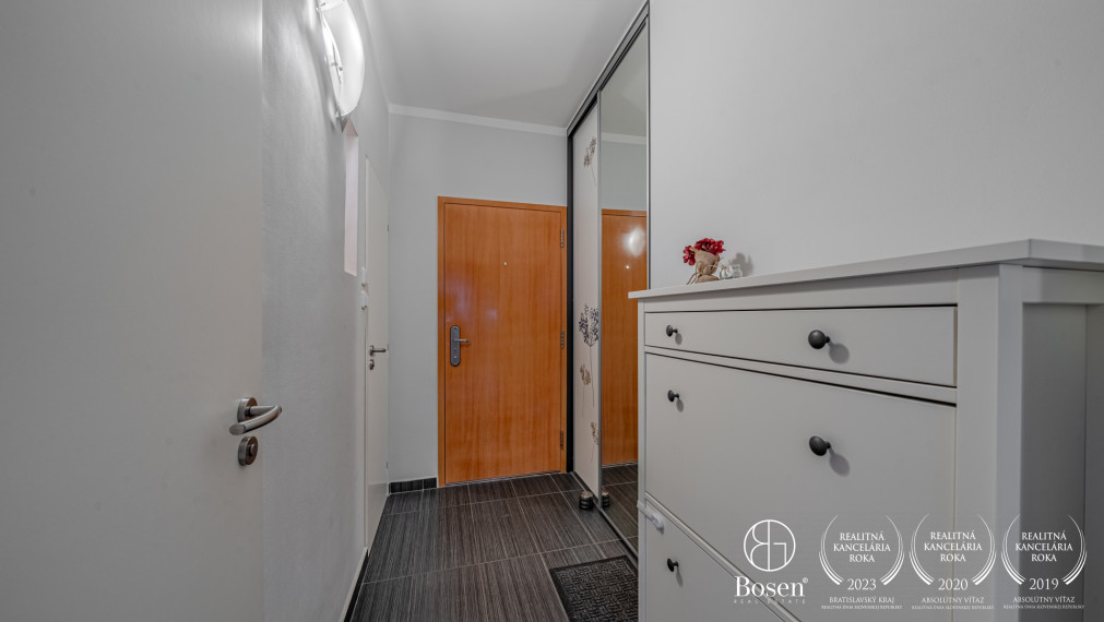 REZERVOVANÉ - BOSEN | Zariadený 3i byt v pokojnej časti BA - Dúbravka, Valachovej