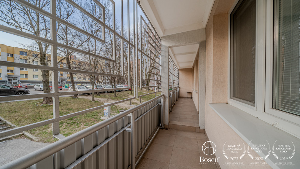 REZERVOVANÉ - BOSEN | Zariadený 3i byt v pokojnej časti BA - Dúbravka, Valachovej