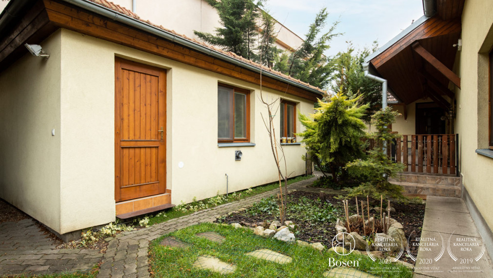 BOSEN | Rodinný dom s predajňou, skladom a zariadeným kozmetickým salónom.