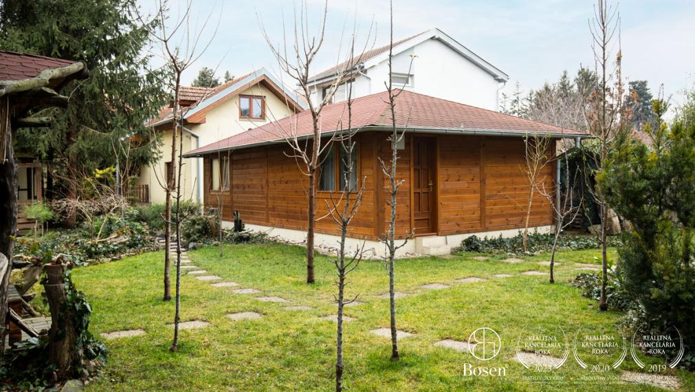 BOSEN | Rodinný dom s predajňou, skladom a zariadeným kozmetickým salónom.