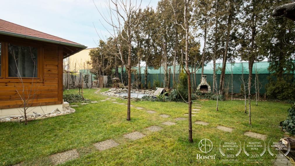 BOSEN | Rodinný dom s predajňou, skladom a zariadeným kozmetickým salónom.